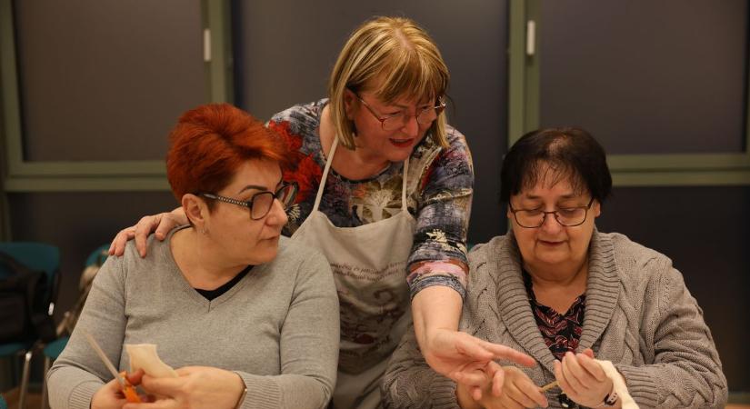 Leszámolnak a „dobd ki és vegyél újat" szemlélettel: újratanulnak varrni a különleges közösségben