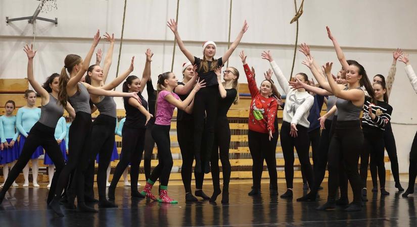 Flashmobbal koronázták meg az ünnepet – táncos karácsony Bonyhádon (galéria)