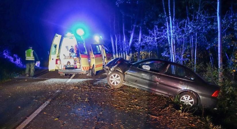 Kisbusszal ütközött egy autó a 4-esen Miklósnál, tűzoltók szabadítják ki a roncsba szorult embereket