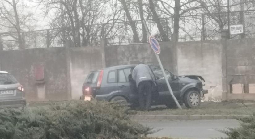 Egy autó lesodródott az útról és betonkerítésnek csapódott Szegeden