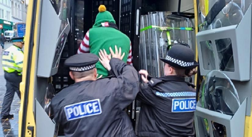 Rendőrök vitték el a káromkodó karácsonyi manót