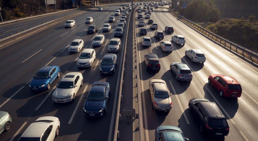Több autópálya és főút elesett szombaton