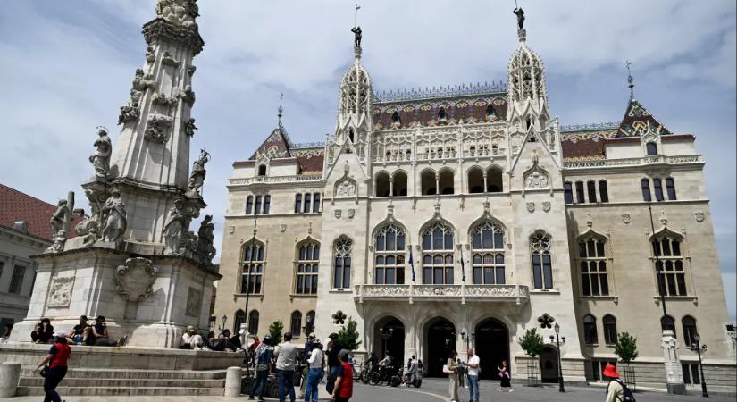 Nem akarják elárulni a minisztériumok, hogy osztanak-e idén karácsonyi jutalmat