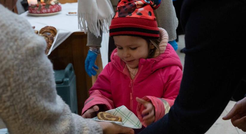 Szívvel, lélekkel, mákkal és dióval töltött bejglit ajándékozott a debreceni szakképzés két iskolája