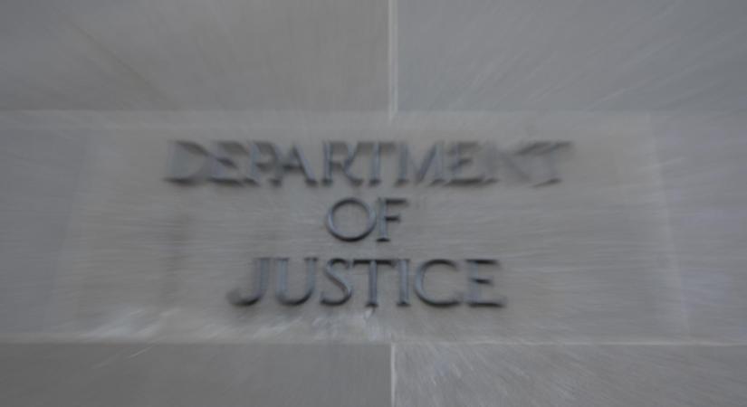 Több név is kitakarva maradt a pénteken nyilvánosságra hozott Epstein-aktákban, bírálatok kereszttüzébe került az amerikai igazságügyi miniszter