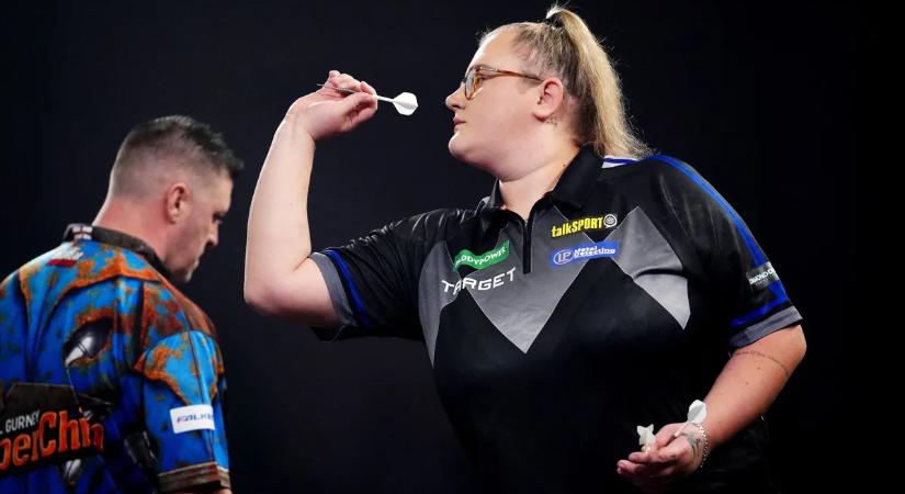 Ő a darts-vb női sztárja, aki a világbajnok Luke Littler ellen is győzött már  fotók
