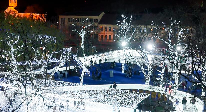 Kétszintes jégpályához emeltek ideiglenes szerkezetet