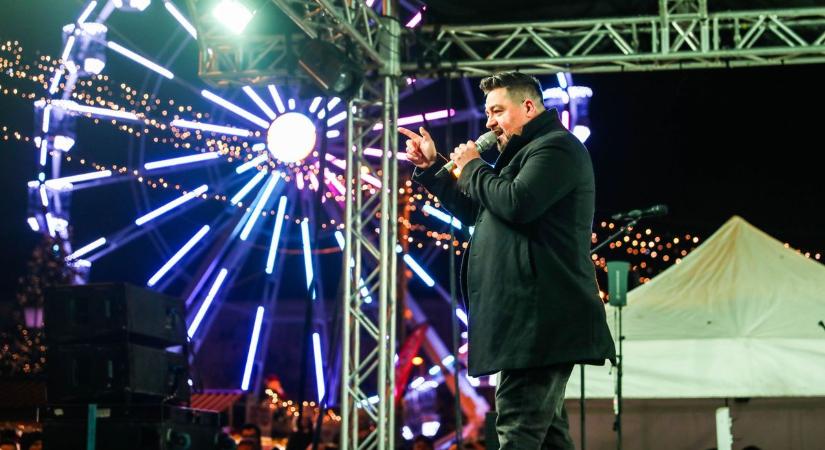 Hangolódás: Vastag Csaba és Caramel léptek fel a szombathelyi adventi vásárban - sok-sok fotó