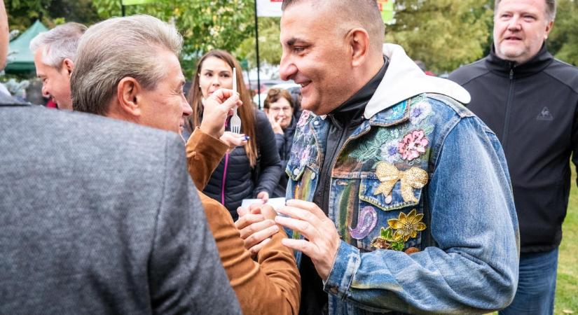 Gáspár Győzike: “Az, aki nem szeret, szellemileg gyagya”