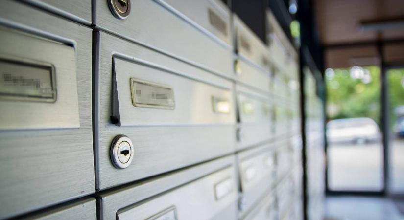 Nem említik meg a Fideszt a Fidesz pécsi képviselőjelöltjének kampánykiadványában