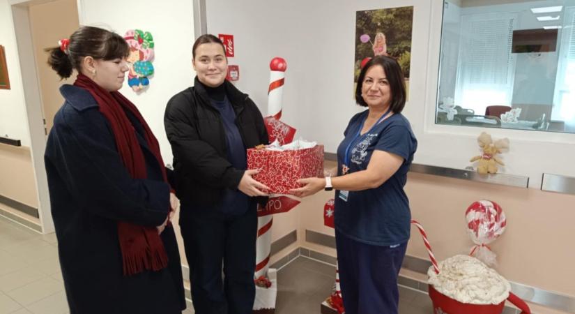 Rénszarvasok érkeztek a kaposvári gyerekosztályra