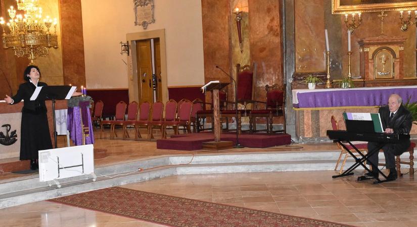 A Szentháromság jegyében három koncertet ad a Jászságban Pitti Katalin
