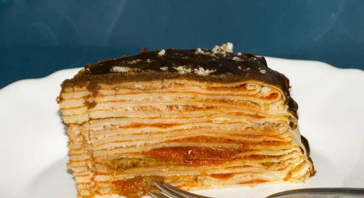 Zserbópalacsinta lépésről lépésre: csokimáz borítja a tetejét