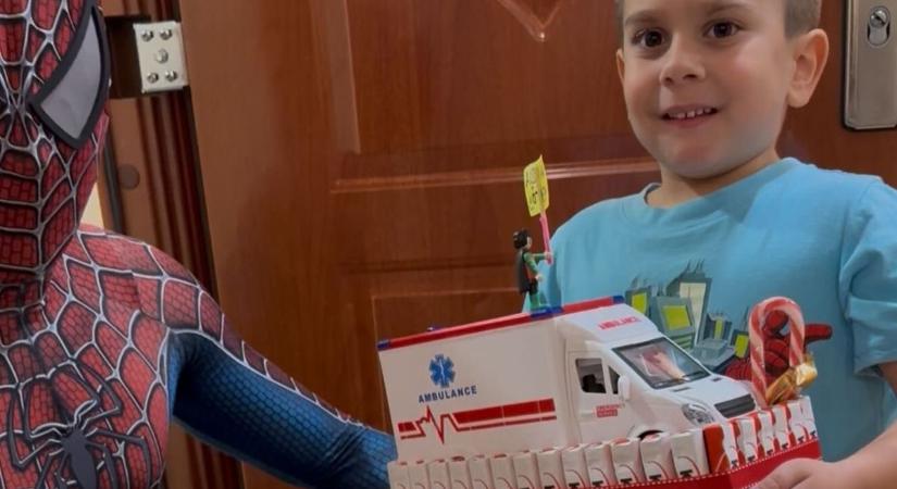 Na szia Spiderman! Videón az anyukája életét megmentő kisfiú és a Barátságos Pókember találkozása