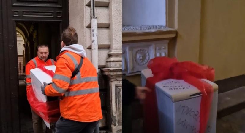 Piros masnis díszcsomagolásban vitték vissza a kukások egy VI. kerületi lakos szemetét
