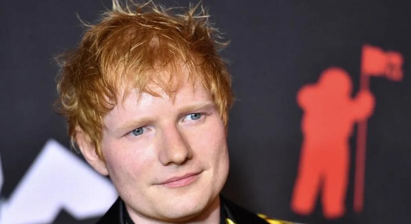 Apatestre számítottak az énekes rajongói: kigyúrt felsőtestét villantva, hatalmas tetoválásokkal pózolt Ed Sheeran