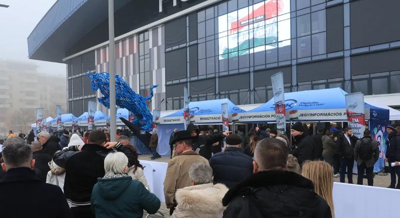 Gyűlik a tömeg: a szegedi Háborúellenes gyűlés is teltházas lesz