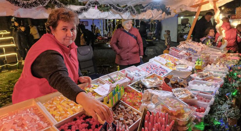 Keddig tart a kavalkád a központban