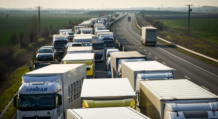 Torlódás az M5-ösön, Kiskunfélegyháza és Szeged között is araszolnak az autók