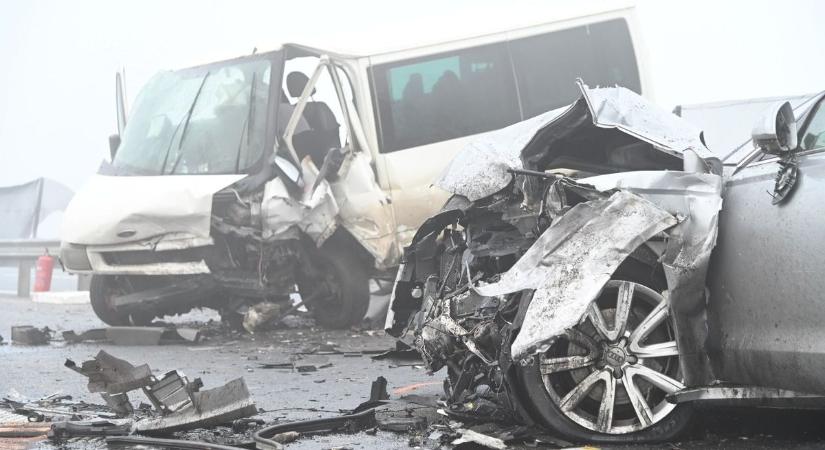 Brutális ütközés a ködben: a szalagkorláton lóg a kisbusz, rommá tört autó hever a 4-esen – galériával