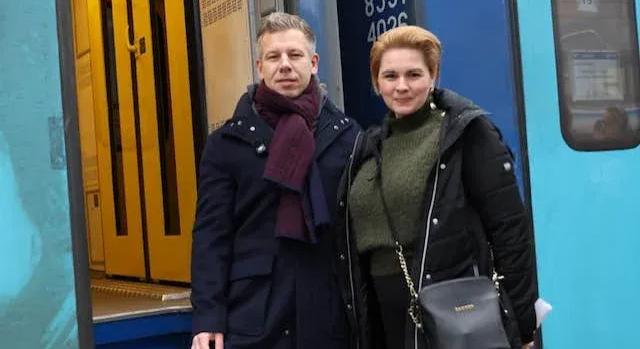 Vonattal indult el Szegedre Magyar Péter, vele van Strompová Viktória is, várják Lázár János bocsánatérését