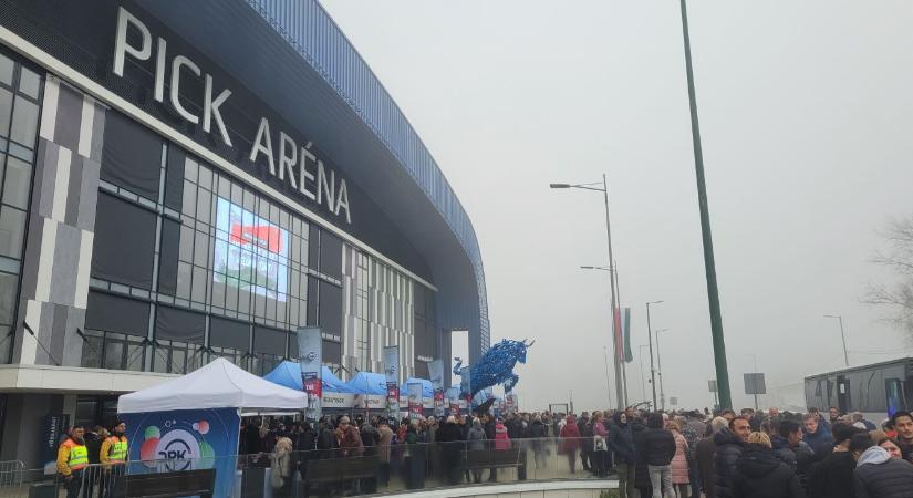 A fideszesek már gyülekeznek Szegeden, Magyar Péter is elindult a városba