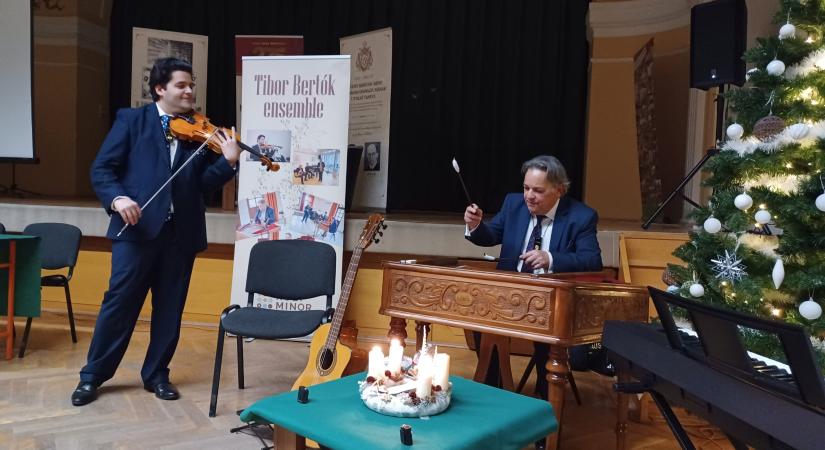 Komárom ifjú hegedűművésze, Bertók Tibor és zenei kísérete adott ünnepi koncertet a Selye Gimnáziumban