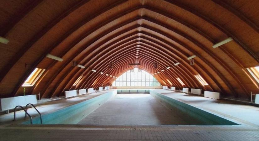 Fojtogató csend, megette a penész a medencéket – az enyészet az úr a szellemjárta uszodában