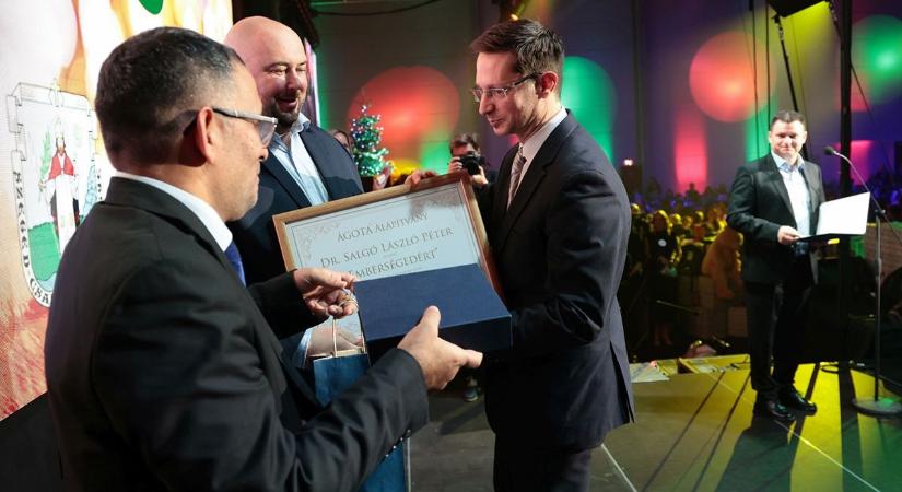 Emberségedért díjat kapott dr. Salgó László