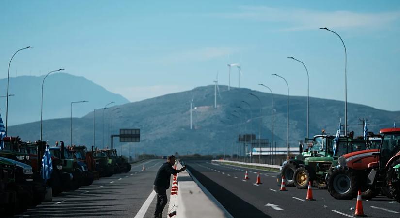 Blokád alatt tartják a görög autópályák mellékútjait a gazdák