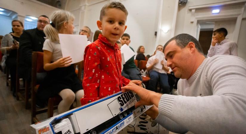 Meglepetések, nagy mosolyok, együtt töltött idő – az idén is karácsonyi angyalok vittek ajándékot a gyermekotthonba - fotók