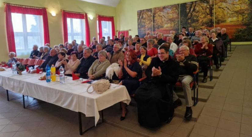 Gyertyafény, nevetés és közösség – így ünnepelték a szépkorúakat a zalai településen