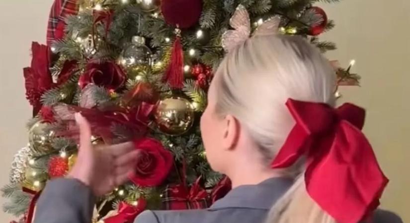 Tolvai Reni is az új divatlázban ég: Óriási masnik hódítják meg a sztárok karácsonyát