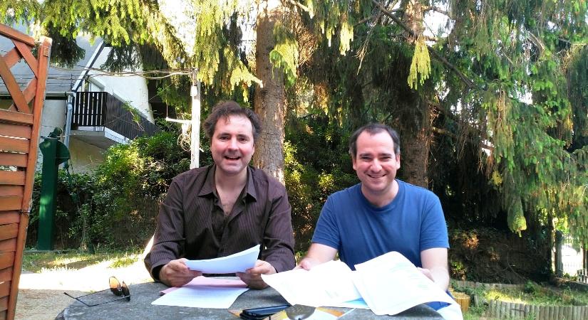 Az ötször született fiú – Szarkasztikus színházi komédia a Spinoza színpadán