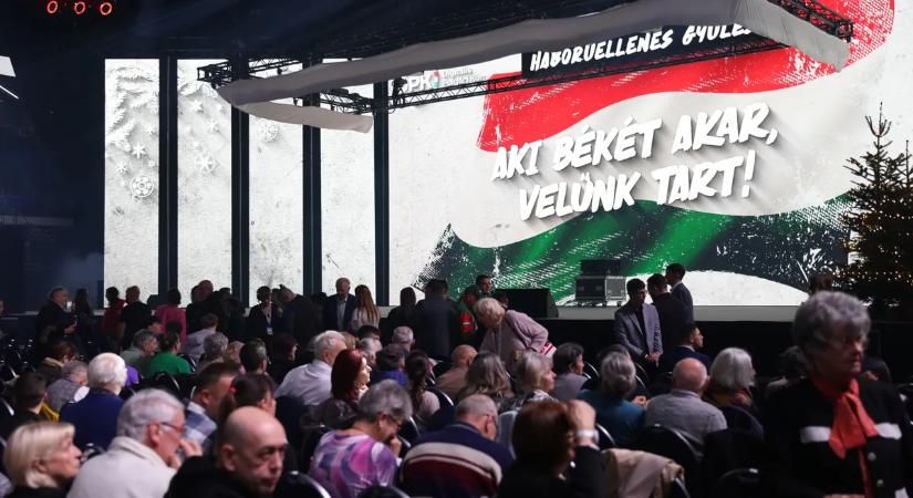 Sztárok a tömegben: ismert arcok a szegedi Háborúellenes Gyűlésen