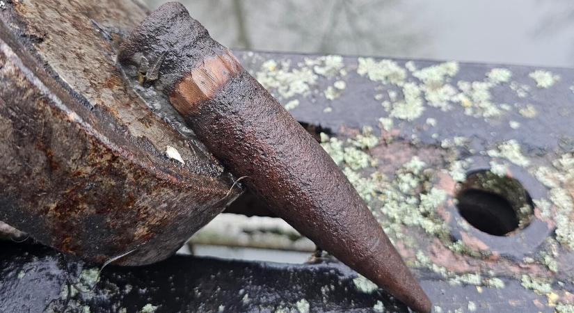 Tüzérségi gránátot találtak egy híd alatt Szereden