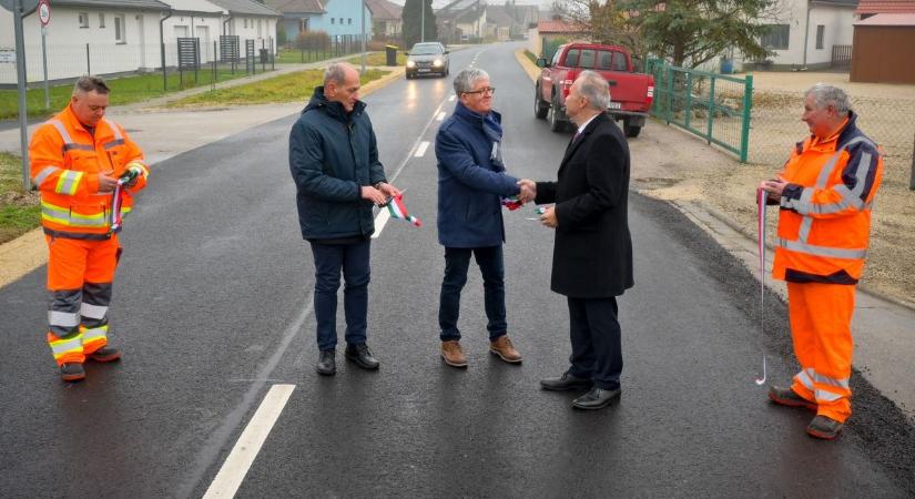 Megújult útszakaszt adtak át Vámosszabadinál - fotók