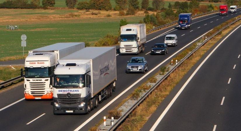 Nagy baj történt az M3-on, tűzoltók és mentők is vannak a helyszínen