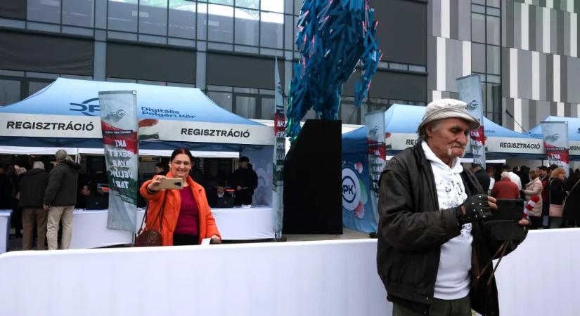 Szerbiából is érkeztek buszok a Szegedi DPK-gyűlésre, ahol a Bors betiltott propagandakiadványát osztogatják