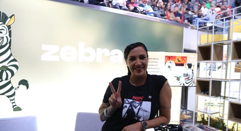 Tóth Gabi megjelent a Háborúellenes Gyűlésen, különleges pólót választott! - Fotó