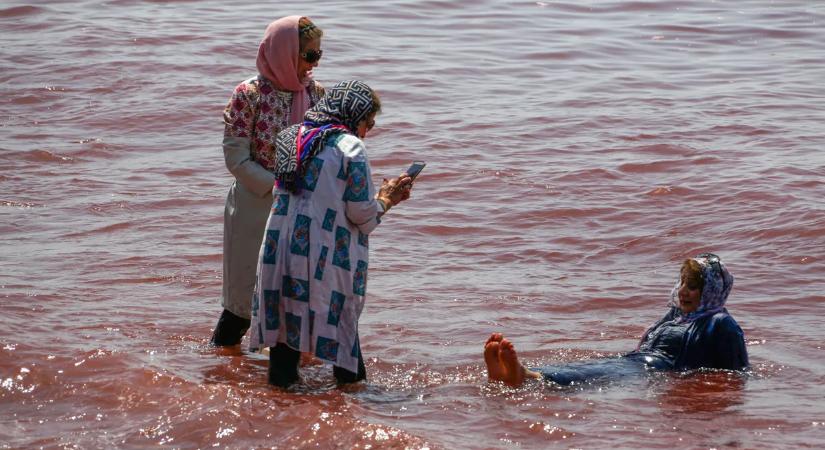 Vérvörössé vált a tenger: elképesztő természeti jelenség sokkolja a turistákat
