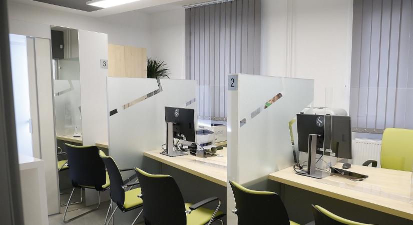 Ketyeg az óra karácsony előtt – mutatjuk, mikor és hol lehet még ügyet intézni