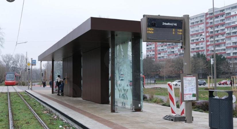 Üzembe helyezték a ligetfalui villamos új kijelzőit és automatáit