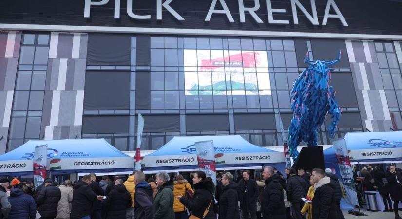 Megkezdődött a DPK háborúellenes gyűlése Szegeden – kövesse nálunk élőben!