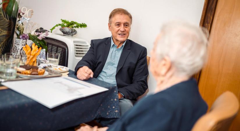 Telex: Pártlogó nélkül kampányol a pécsi Fidesz-jelölt