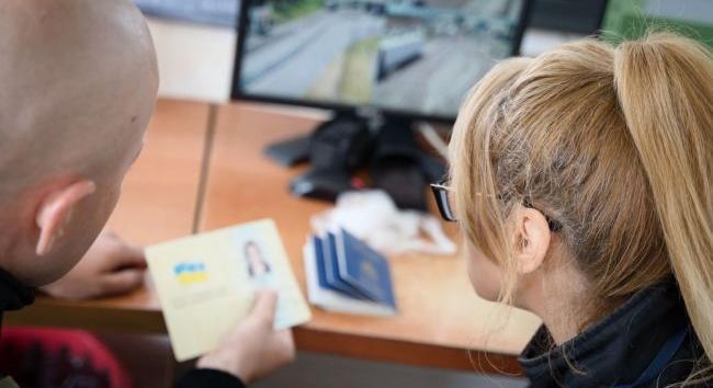 Minden ukrán beléphet Ukrajnába lejárt útlevéllel, de a szomszédos országok hatóságai ezt megtagadhatják – határőrség