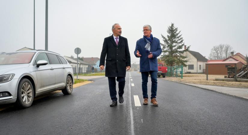 Átadták a Nagybajcs és Vámosszabadi közötti felújított utat