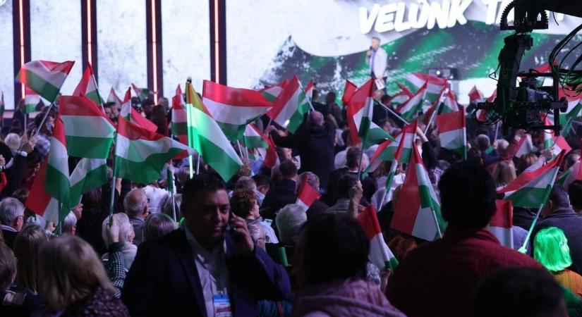 Megtelt a Pick Aréna: minden idők egyik legnagyobb háborúellenes gyűlése zajlik Szegeden – kövesse nálunk élőben!