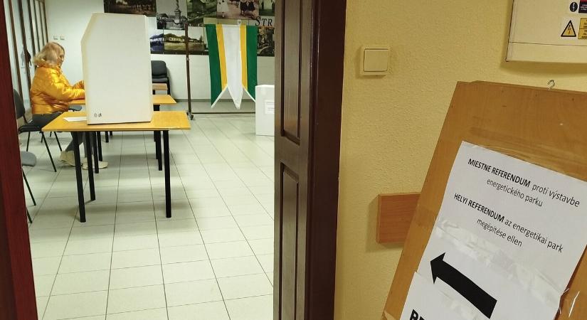 Mai népszavazás – rendőri felügyelet és referendum taxi Kürtön