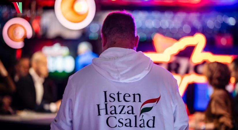 Orbán Viktor fotókkal köszöntötte a szegedi háborúellenes gyűlés résztvevőit